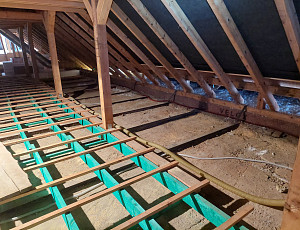 Zateplení stropu kulturního domu pomocí foukané izolace